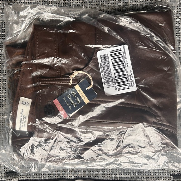 Curve Love Vegan Leather 90’s straight pant - Picture 4 of 4